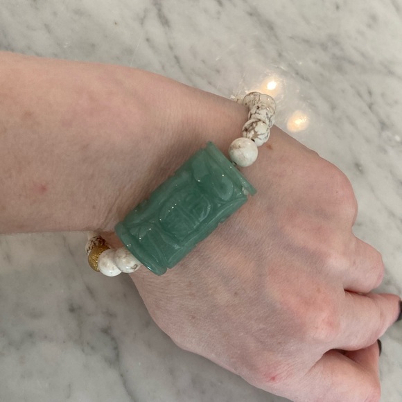 Carved Jade and Howlite Beaded Bracelet - Picture 11 of 13
